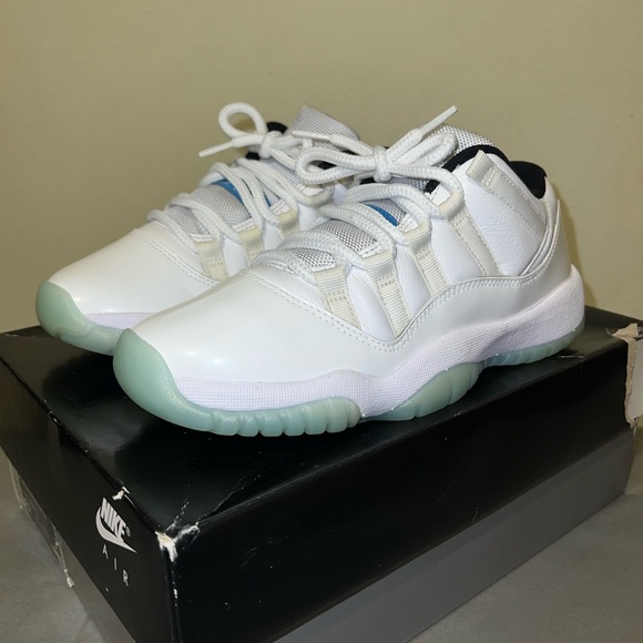 Jordan 11 Low - Picture 2 of 12